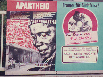 Zwei Plakate der Anti-Apartheid-Bewegung an einem Zaun, 1984. Bestand AddF Kassel, Sign.: A-F-NLK33-423-2-02. Rechte vorbehalten, freier Zugang.